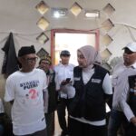 Cawabup Garut Nomor Urut 2, drg. Hj. Luthfianisa Putri Karlina, MBA saat bersosialisasi dengan pelaku UMKM produksi cemilan Moring "Ariel"